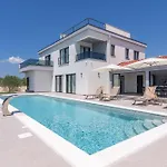 Villa Skyora